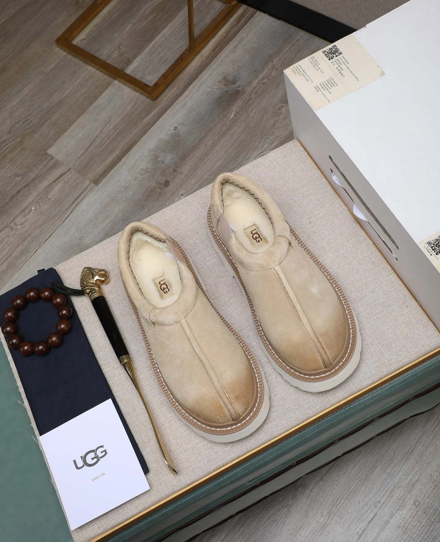Men's men's shoes 💰580 (full genuine wool lining, 10% off for fake ones) Please note the quality of the original order and compare the thickness of the wool 🏮🏮 Popular UGG from Australia's warm luxury brand men's shoes, the official website is synchronized, Beckham men's style..., made of imported top-layer waxed cowhide, waxed toe cap, Australian real wool velvet lining Carefully sewn...Imported rubber Martin boots outsole (comfortable, soft, wear-resistant) The quality is really great...Exquisite workmanship, you won't be able to put it down at first sight, size 39-44 (customized in 45)
